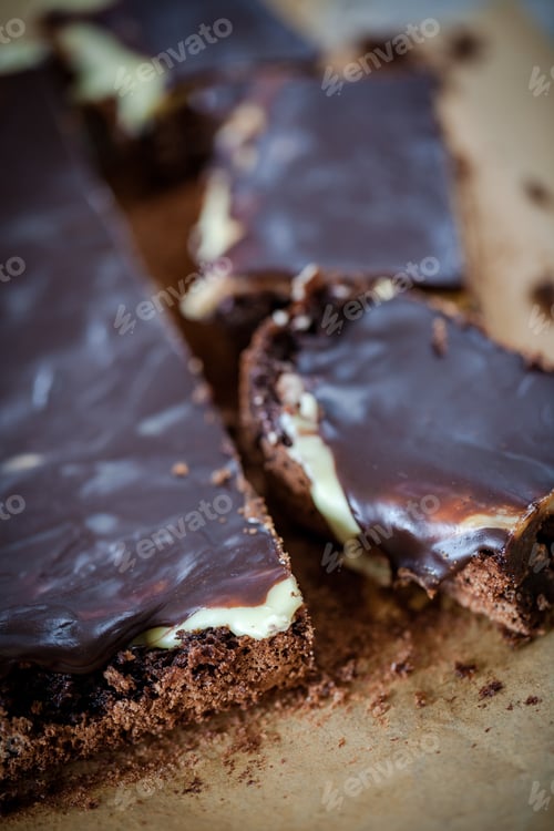 Preview: Homemade delicious three-layer chocolate cake