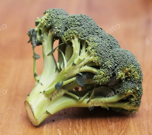 Preview: Fresh broccoli on wooden board