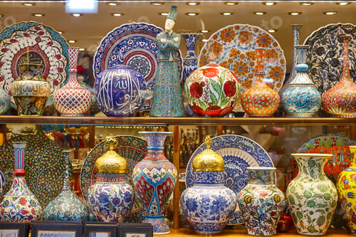 Preview: Decorative colorful ceramics jars plates. Istanbul grand bazaar market. Turkey