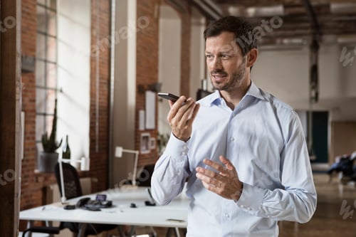 Visualização: Empresário usando telefone celular no escritório