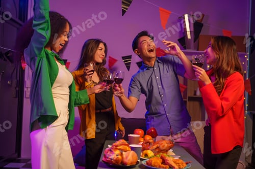 Visualização: Uma mulher afro-americana, uma mulher branca, celebra colegas de trabalho, bebendo, se divertindo, sorrindo juntas.