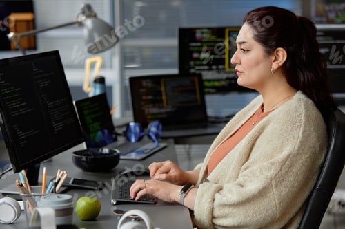 Vista previa: Programadora concentrada de talla grande escribiendo códigos fuente