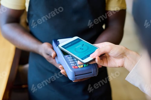 Preview: Customer paying with mobile phone for order