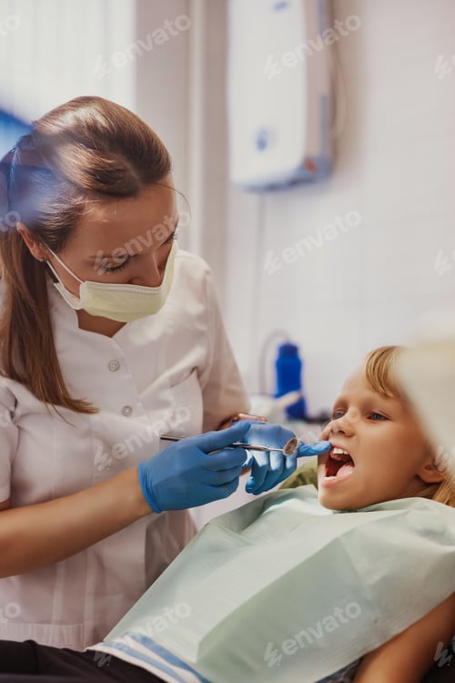 Vista previa: Un toque suave en el consultorio del dentista hace sonrisas felices