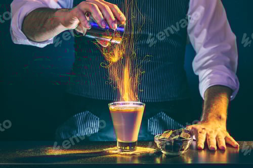 Visualização: Barman fazendo um coquetel espumante de cometa Baileys em chamas