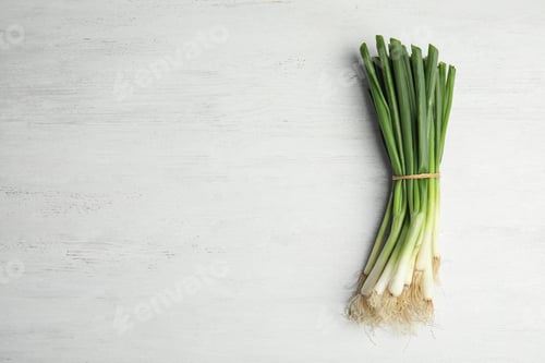Visualização: Fresh green onion on wooden table, top view