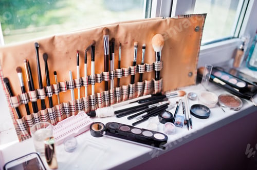 Preview: Makeup tools in their holder