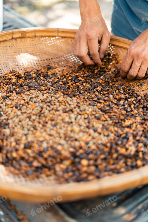 Preview: Naturally husked coffee beans in a bamboo tray