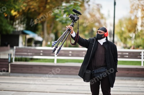 Visualização: Jovem cinegrafista profissional afro-americano