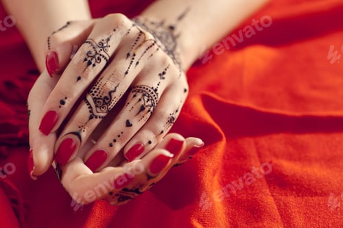 Preview: Red manicured hands with Mehndi