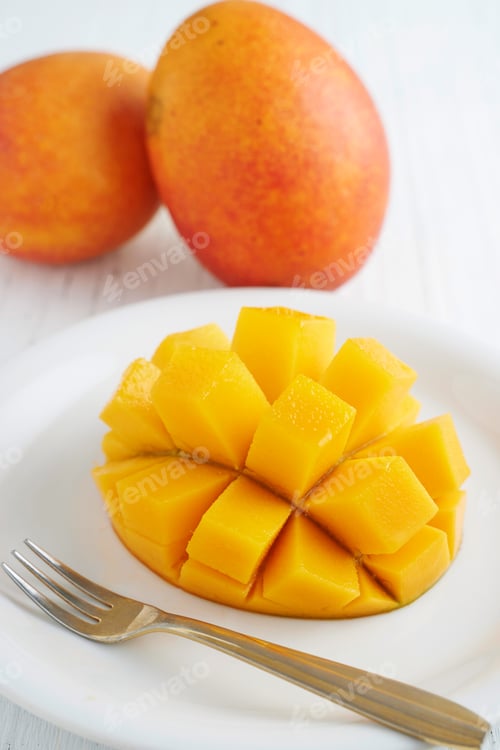 Preview: Mangoes cut and served on a plate