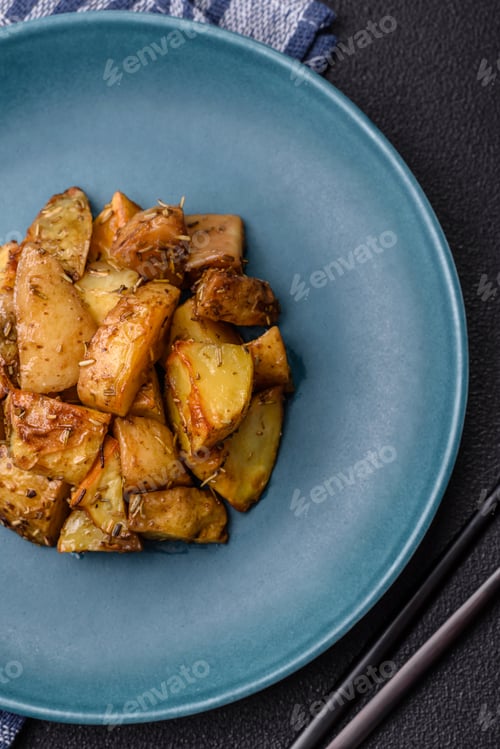 Preview: Delicious crispy fried potato wedges with salt, spices and herbs