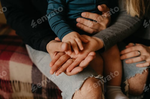 Vorschau: Eltern und Kind Hände halten, Familie zusammen, Liebe, echtes Leben, Nahaufnahme,