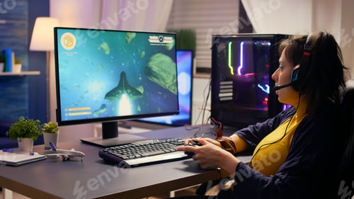 Preview: Pro player talking into microphone with other players