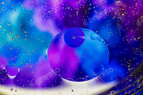 Visualização: Fundo azul com círculos de óleo. Bolhas de água. De perto