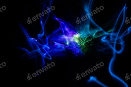 Vista previa: Explosión de energía de luz azul y verde con elegantes líneas brillantes. Antecedentes tecnológicos abstractos.