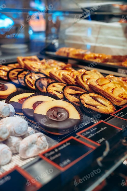 Preview: Fresh variety of pastries on display in a bakery during the afternoon