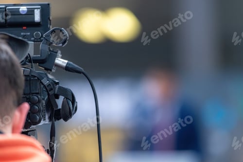 Preview: Filming a speaker at a media conference using a professional video camera