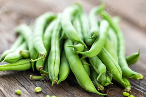 Preview: Fresh green beans on dark wooden rustic background