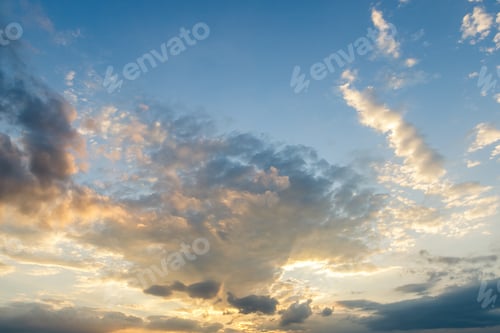 Vorschau: bunter dramatisch Himmel mit Wolke bei Sonnenuntergang