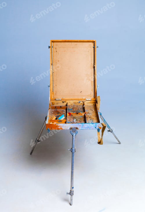Preview: Empty grunge easel