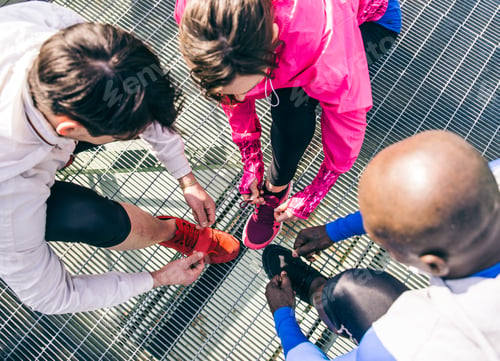 Preview: Runners tying shoelaces