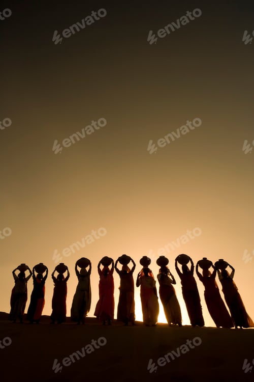 Preview: Women carrying water jars, silhouettes
