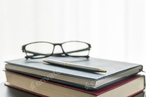 Preview: Glasses and book on the desk-2