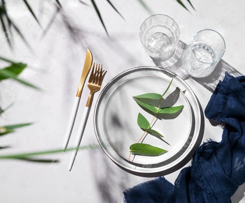 Preview: Festive table setting with white plates and glasses for a spring celebration, wedding