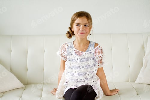 Vista previa: Jovencita haciendo muecas en habitación blanca