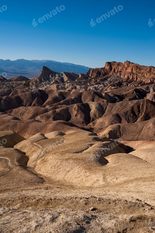 Preview: Majestic desert landscape at dusk