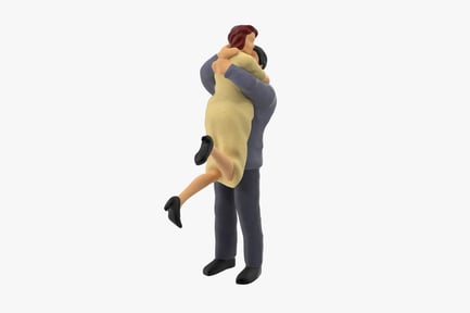 Preview: Romantic Embrace: Miniature Couple Figurine