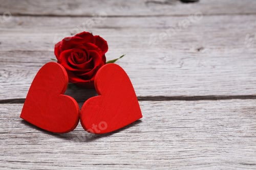 Vorschau: Valentinstag Hintergrund, handgemachte Herzen auf Holz mit Rose