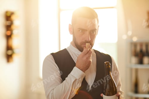 Preview: Sommelier Smelling Cork