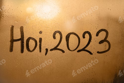 Visualização: letras Hoi em Nederlands is hello em inglês 2023 pintura em janela de vidro embaçado ao pôr do sol