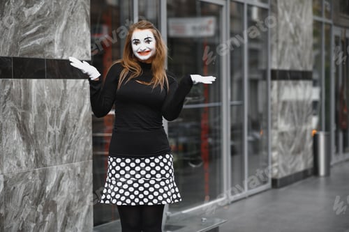 Vista previa: The girl with makeup of the mime. improvisation.