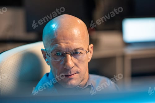 Preview: Head of mature bald it-manager or programmer