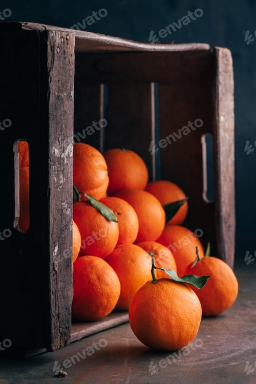 Preview: Fresh oranges in an old wooden box