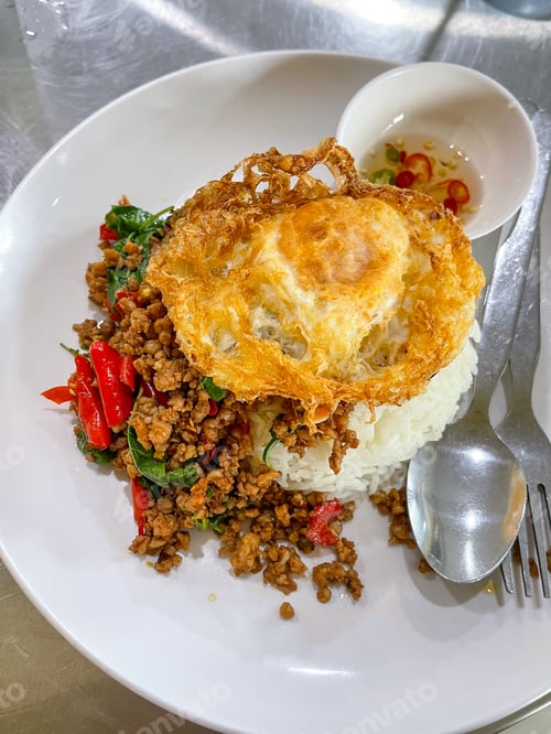 Preview: Rice topped with stir-fried pork and basil, Rice topped with stir fried minced pork and basil