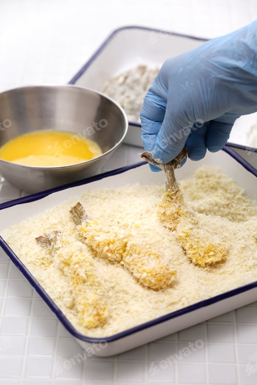 Preview: How to make Ebi fry (Japanese fried shrimp): Adding bread crumbs to the pre-treated shrimp