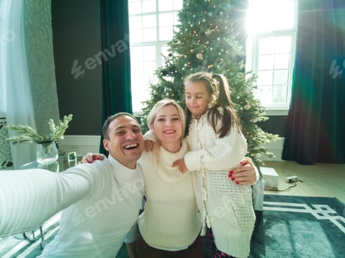 Visualização: Retrato de família amigável na noite de Natal