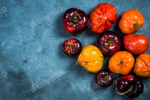 Preview: Ripe tomatoes border background