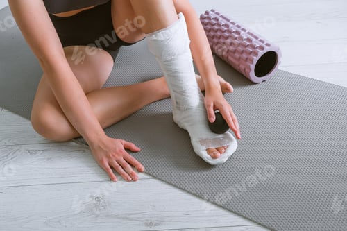 Visualização: woman leg injury cast restores muscle function rehabilitation mfr massage, myofascial release ankle