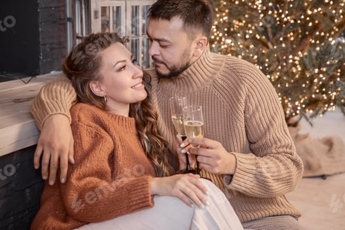 Vorschau: Ein junges Paar feiert Weihnachten in einem gemütlichen Landhaus