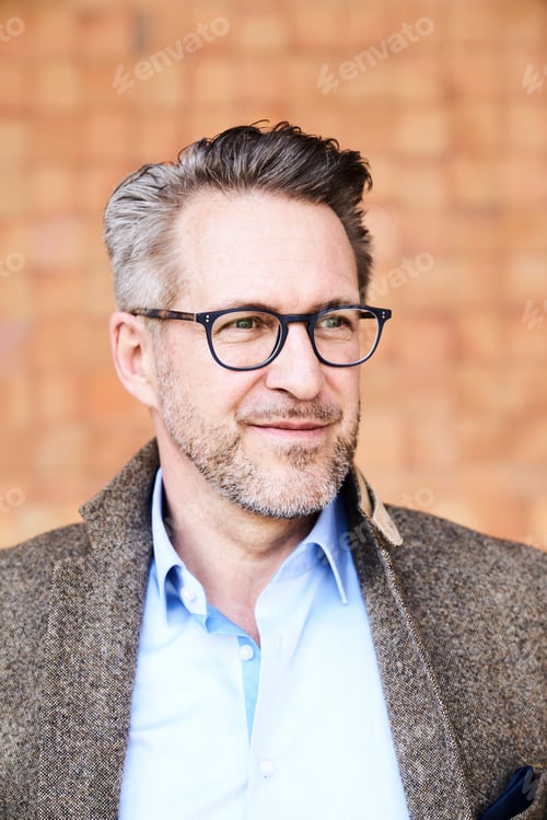 Preview: Portrait of smiling man with stubble wearing glasses