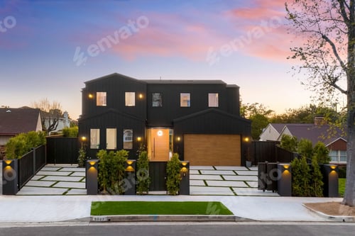 Aperçu: Modern black house with wooden accents at dusk.