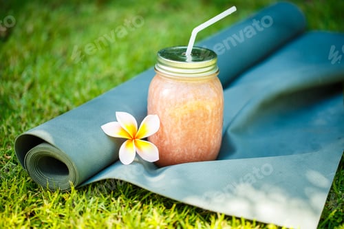 Preview: Smoothies and yoga mat on the grass