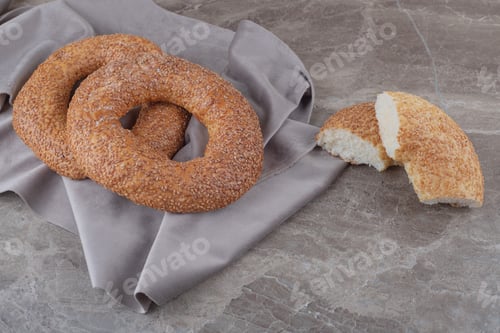 Preview: Crispy bagels on a piece of fabric on marble background