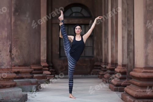 Preview: Ballerina on the street