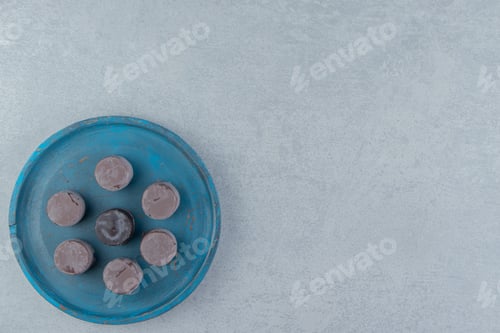 Preview: Desserts on blue tray, on the marble background